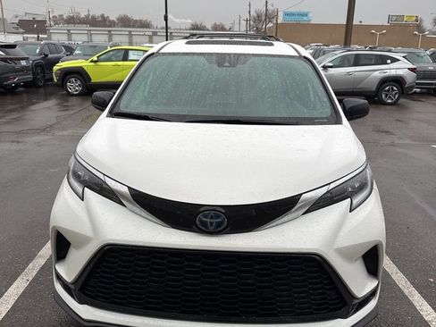 Used 2022 Toyota Sienna XSE w/ XSE Plus Package image 2