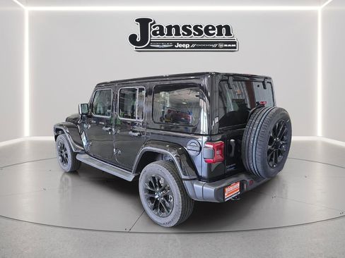 Used 2025 Jeep Wrangler Unlimited Sahara AWD/4WD image 3
