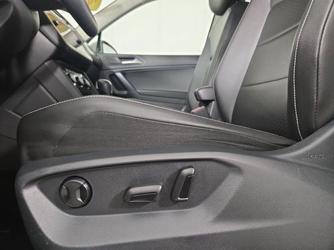 Used 2021 Volkswagen Tiguan SE image 29