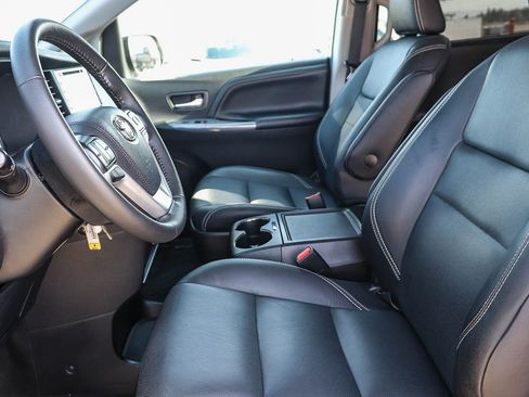 Certified 2020 Toyota Sienna SE w/ Nightshade Edition FWD image 17
