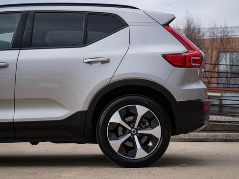 Certified 2025 Volvo XC40 B5 Plus image 4