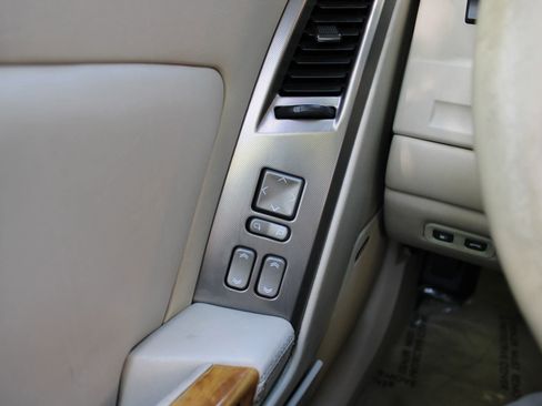 Used 2005 Cadillac XLR RWD image 25