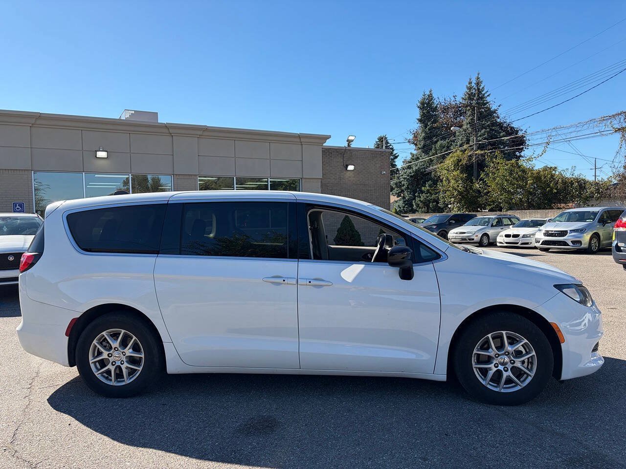Used 2024 Chrysler Voyager LX FWD image 4