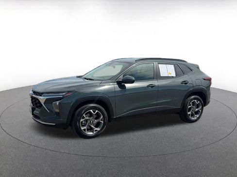 Used 2025 Chevrolet Trax LT FWD image 7