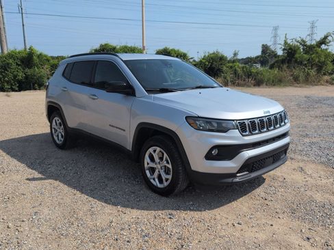 Used 2024 Jeep Compass Latitude AWD/4WD image 8