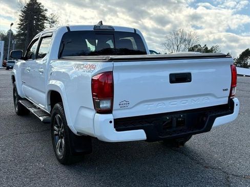 Used 2017 Toyota Tacoma TRD Sport image 5