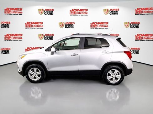 Used 2020 Chevrolet Trax LT w/ LT Convenience Package image 12