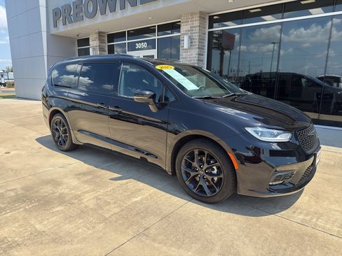 Used 2025 Chrysler Pacifica Limited FWD image 1