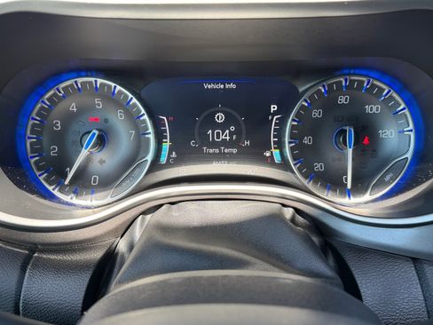 Used 2024 Chrysler Pacifica Touring-L FWD image 20