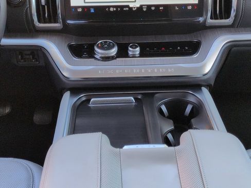 Certified 2025 Ford Expedition Max Platinum w/ Platinum Ultimate Package AWD/4WD image 19