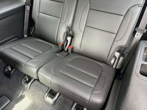 Used 2023 GMC Acadia SLT image 17