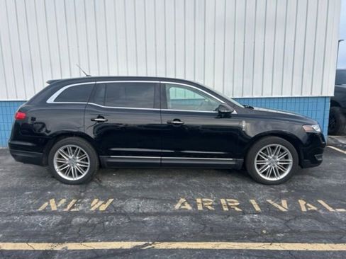 Used 2018 Lincoln MKT AWD image 2