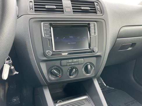 Used 2016 Volkswagen Jetta S image 10