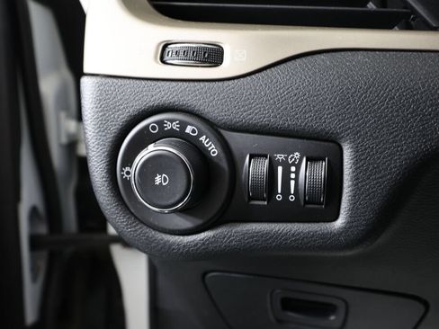 Used 2015 Jeep Cherokee Latitude w/ Cold Weather Group AWD/4WD image 31