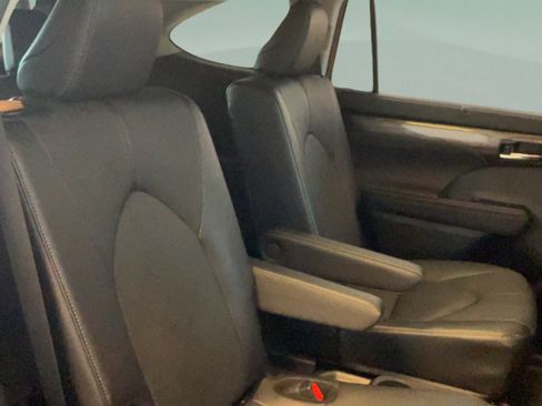 Certified 2024 Toyota Highlander Platinum AWD/4WD image 34