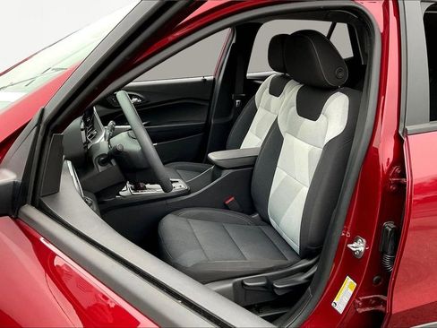 Used 2025 Chevrolet Trax LS image 23