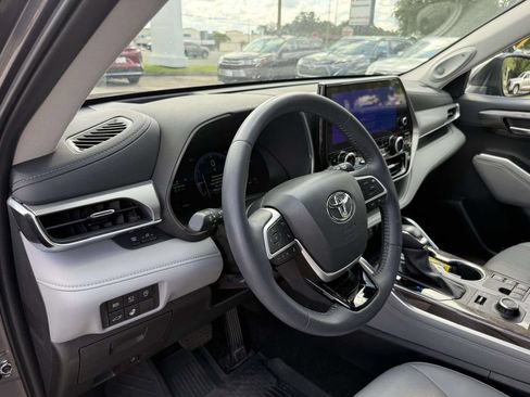 Used 2025 Toyota Highlander Platinum AWD/4WD image 11