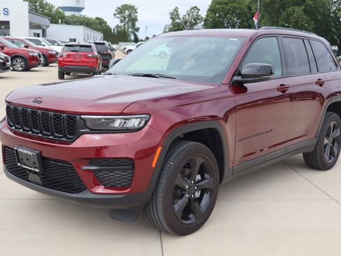Used 2025 Jeep Grand Cherokee Altitude AWD/4WD image 2