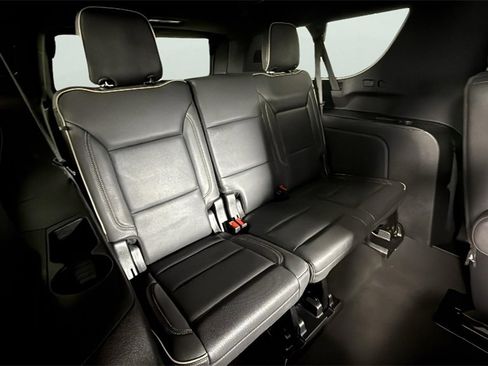 Used 2023 Chevrolet Suburban Premier image 31