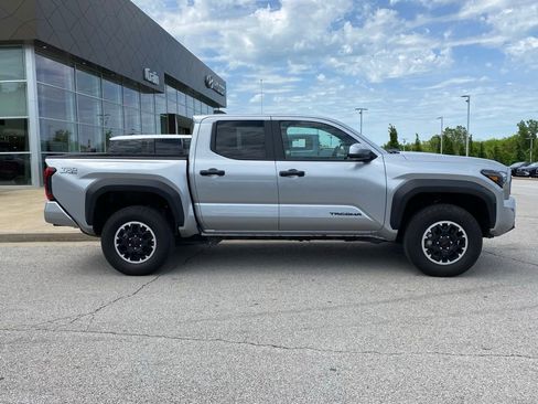 Used 2025 Toyota Tacoma TRD Off-Road AWD/4WD image 9