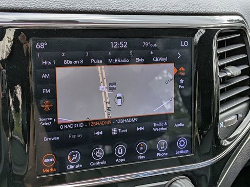 Used 2020 Jeep Grand Cherokee Limited w/ Luxury Group II image 19