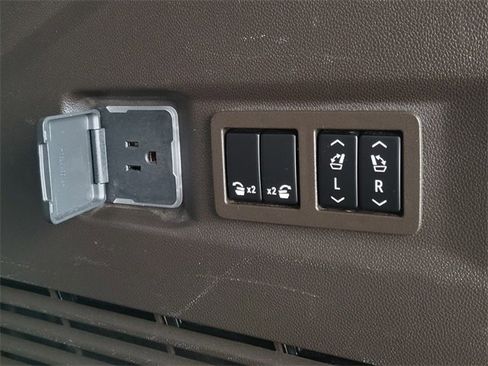 Used 2021 GMC Yukon Denali w/ Denali Premium Package image 21