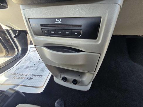 Used 2014 Chrysler Town & Country Touring-L w/ Driver Convenience Group image 50