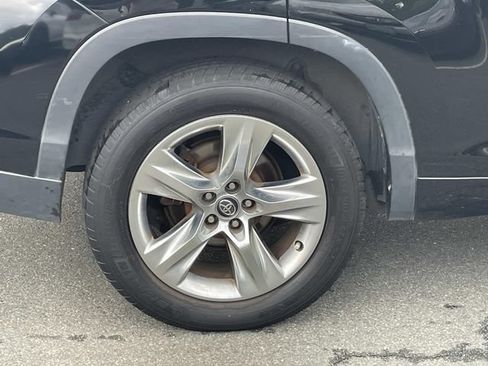 Used 2018 Toyota Highlander Limited FWD image 11