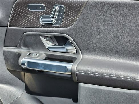 New 2025 Mercedes-Benz GLB 250 4MATIC image 17