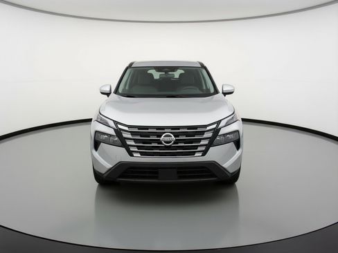 Used 2025 Nissan Rogue SV image 2