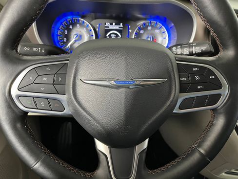 Used 2019 Chrysler Pacifica Touring Plus image 13