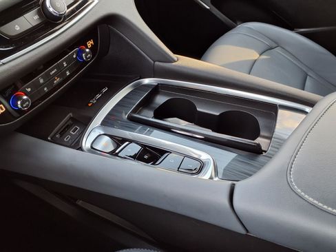 Used 2024 Buick Enclave Essence image 7