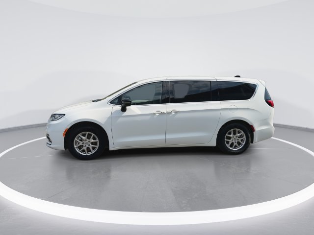 Used 2024 Chrysler Pacifica Touring-L FWD image 5