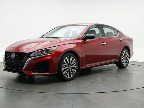 Used 2025 Nissan Altima 2.5 SV FWD image 3