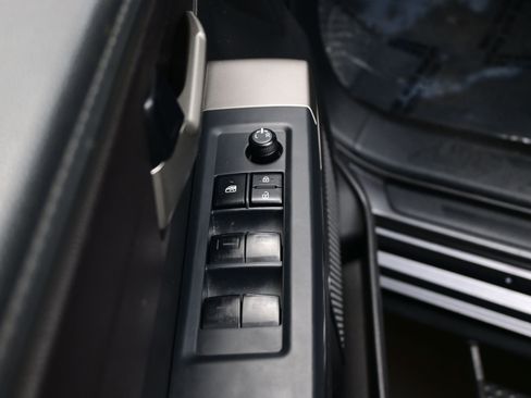 Used 2022 Toyota Tundra SR5 w/ SR5 Convenience Package image 10