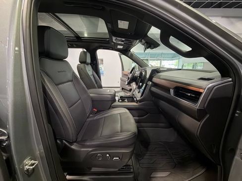 Used 2025 GMC Yukon XL Denali w/ Sun & Power Step Package AWD/4WD image 14