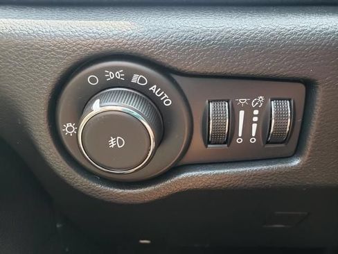 Used 2024 Chrysler Pacifica Limited w/ S Appearance Package FWD image 30