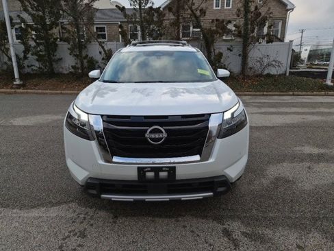 New 2025 Nissan Pathfinder Platinum image 3