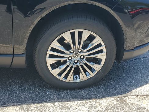 Certified 2024 Toyota Venza XLE AWD/4WD image 7