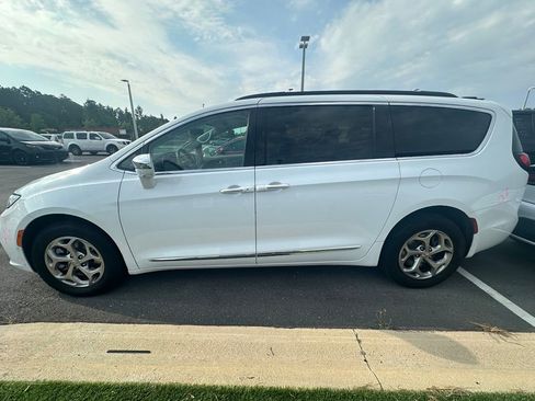 Used 2022 Chrysler Pacifica Limited AWD/4WD image 4