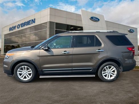 Used 2015 Ford Explorer XLT image 2