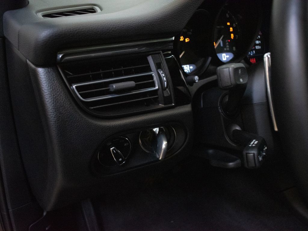 Certified 2026 Porsche Macan AWD/4WD image 21