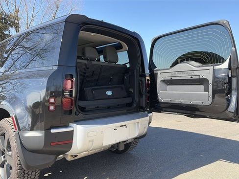 Used 2024 Land Rover Defender 90 S image 5