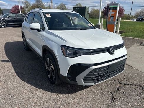 Used 2025 Volkswagen Taos SE AWD/4WD image 2