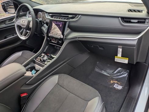 New 2025 Jeep Grand Cherokee L Altitude image 31