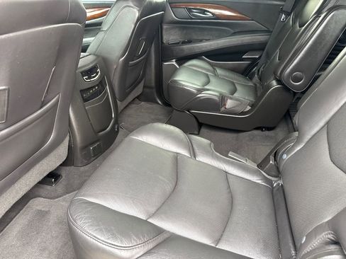Used 2020 Cadillac Escalade Premium Luxury RWD image 19