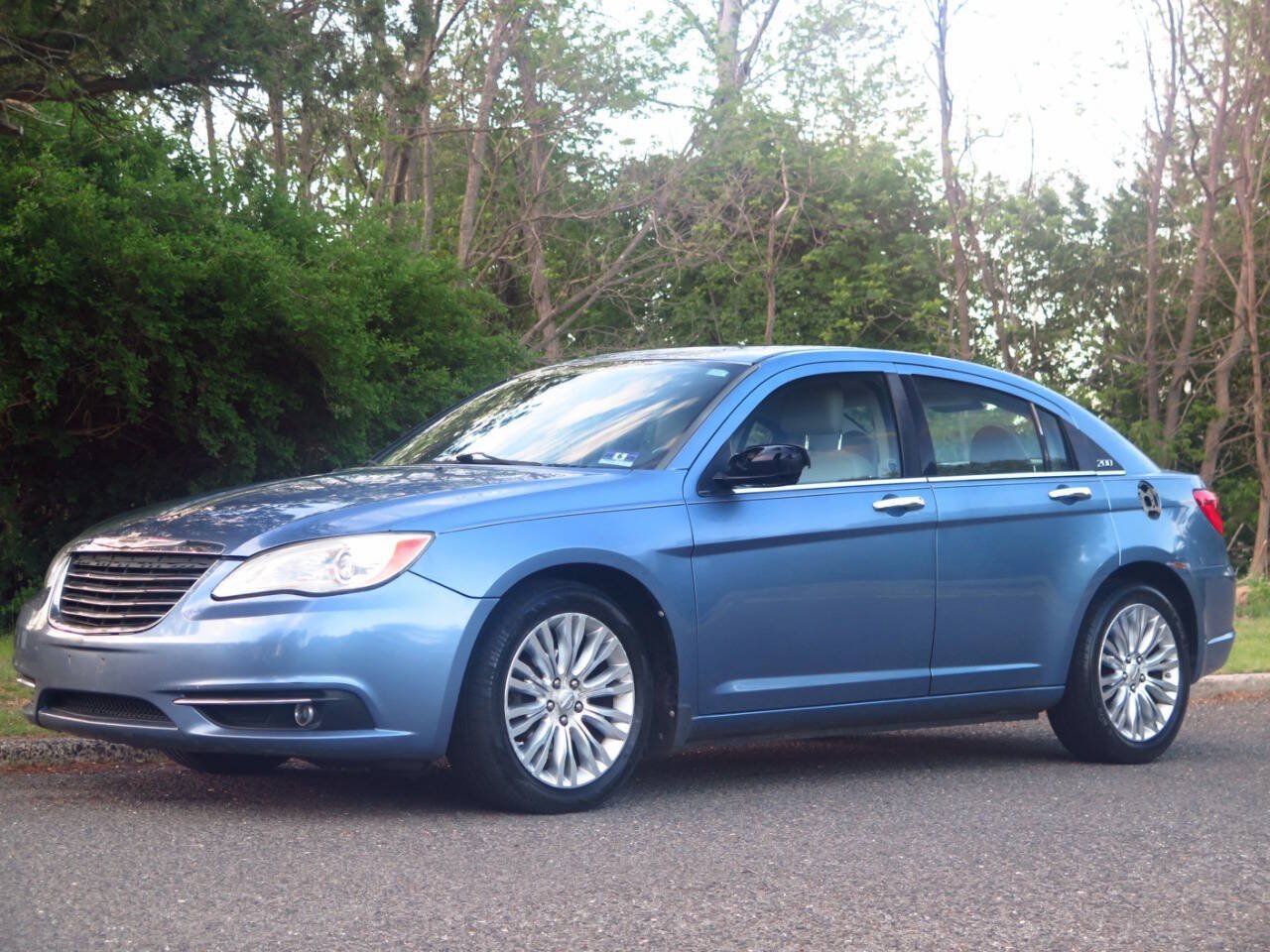 Used 2011 Chrysler 200 Limited FWD image 1