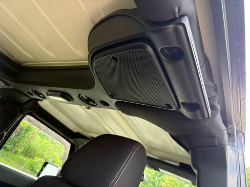 Used 2017 Jeep Wrangler Unlimited Sahara AWD/4WD image 3