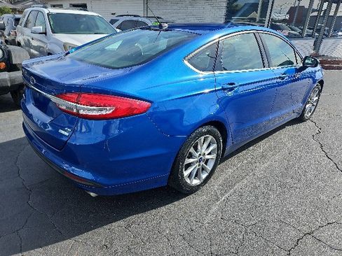 Used 2017 Ford Fusion SE w/ Fusion SE Technology Package image 4