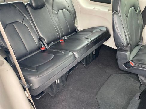Used 2024 Chrysler Pacifica Touring-L FWD image 24